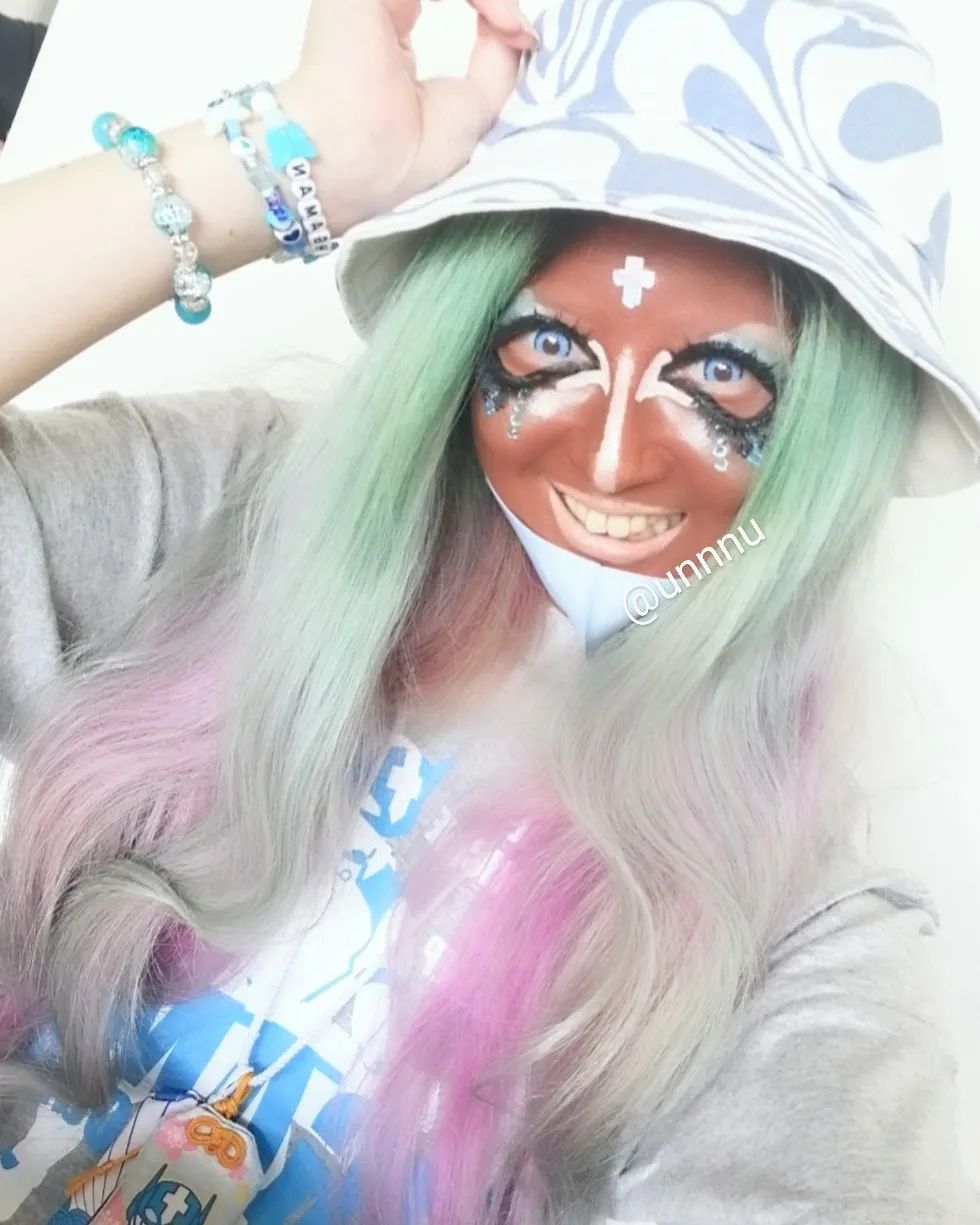 愛上黑辣妹妝容！人妻出門「把整張臉塗黑」濃妝豔抹　卸妝後「露出仙女真面目」網直嘆太可惜