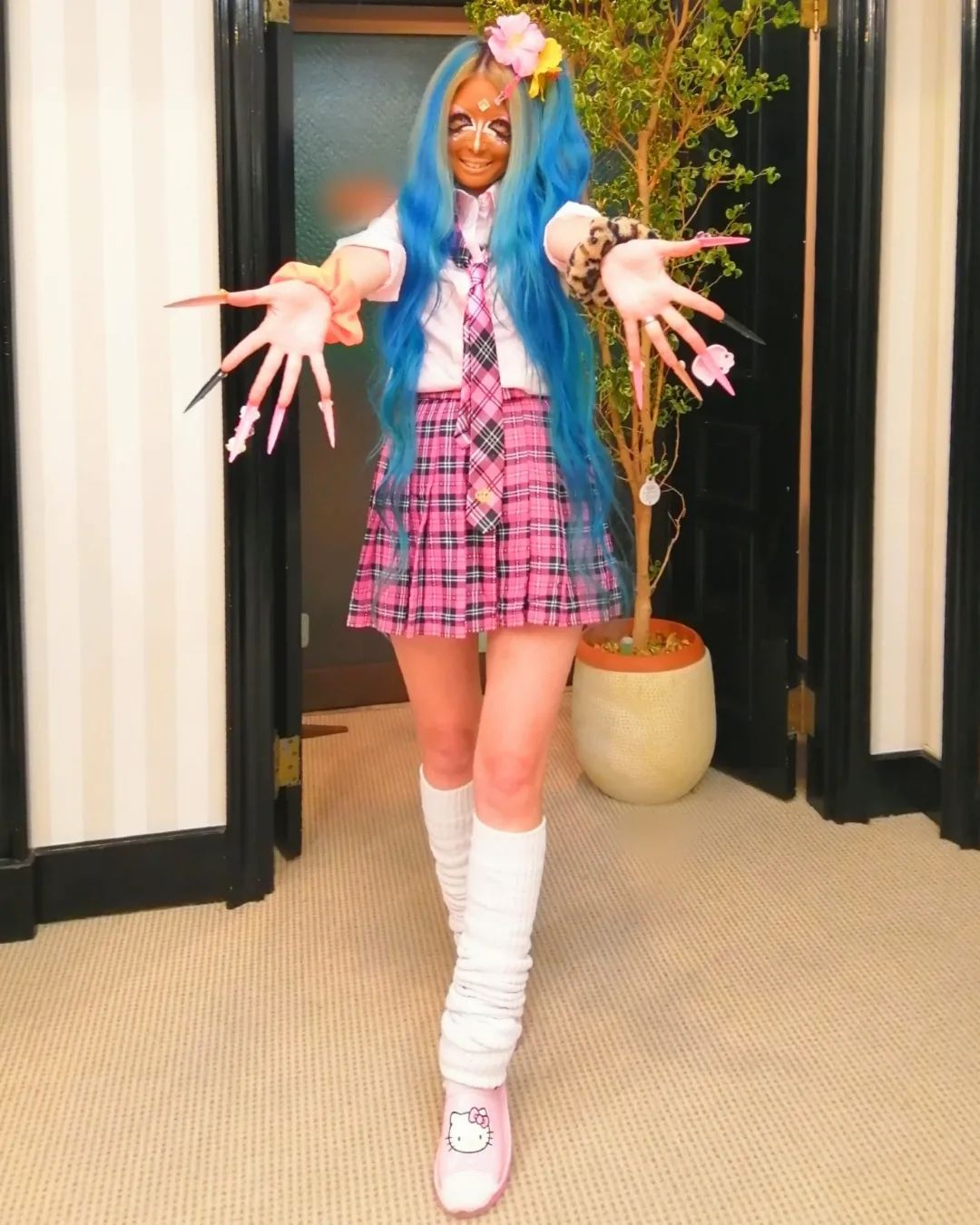 愛上黑辣妹妝容！人妻出門「把整張臉塗黑」濃妝豔抹　卸妝後「露出仙女真面目」網直嘆太可惜