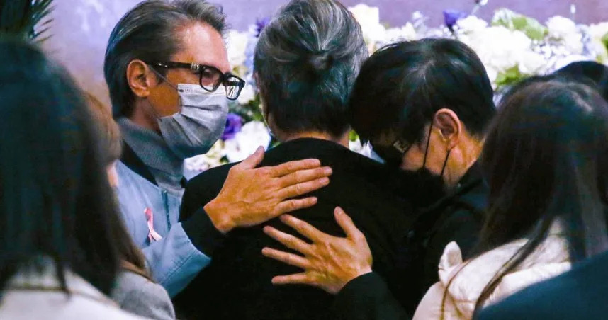 走不出喪女之痛！56歲包小柏沉寂1年半「罕現身主持公益」酬勞全捐出　強打精神「攻讀到博士」近況曝光