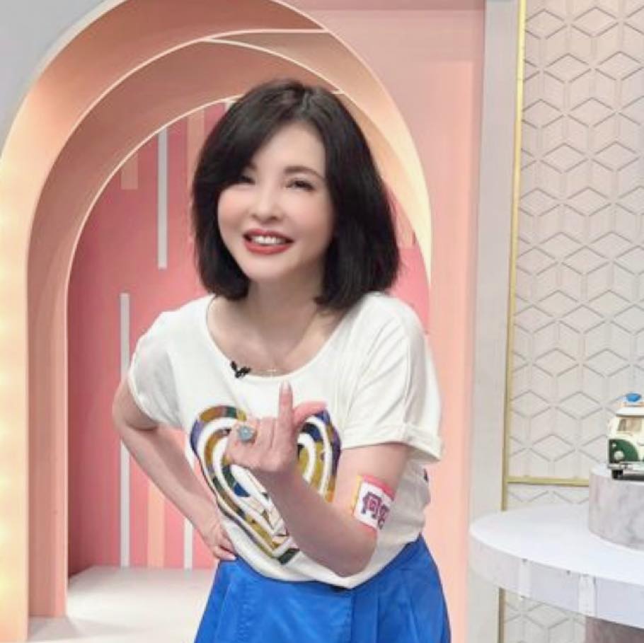 54歲資深女星罕曬「景美女中畢業照」氣質爆棚　同學偷爆料「她被三男同時追求」人氣超夯