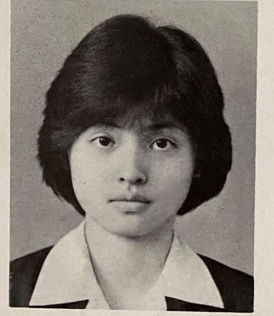 54歲資深女星罕曬「景美女中畢業照」氣質爆棚　同學偷爆料「她被三男同時追求」人氣超夯