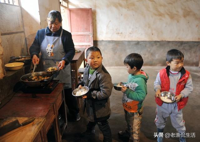 帶外孫15年！剛考上大學「親家公接走」外孫直接跟他們走　我難過到吃不下飯「4天後卻感動痛哭」