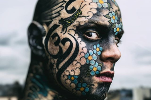 資深幼兒園老師「全身刺滿刺青」連舌頭都不放過 家長怒投訴「小孩看了會做惡夢」後續下場曝光