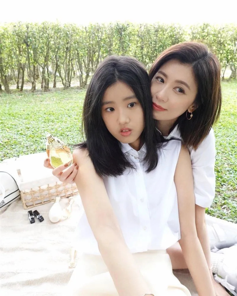 梧桐妹18歲了！嗨曬比基尼「連發多張自拍美照」　「新造型戴上1物」網愣：賈靜雯還好嗎