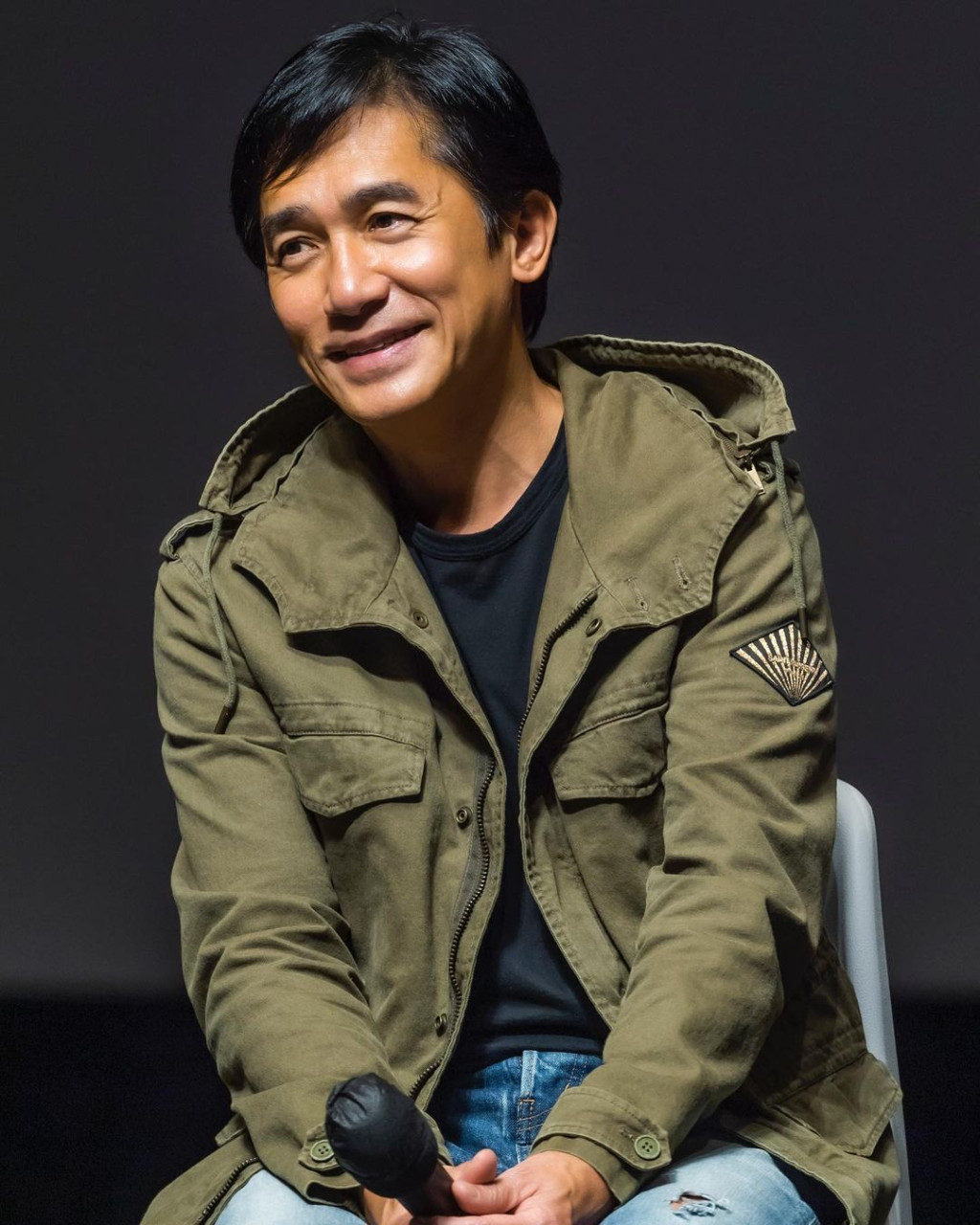 兩大天王世紀同框！劉德華合體梁朝偉「兩人表情大不同」　「10秒影片曝光」網爆笑：強烈反差