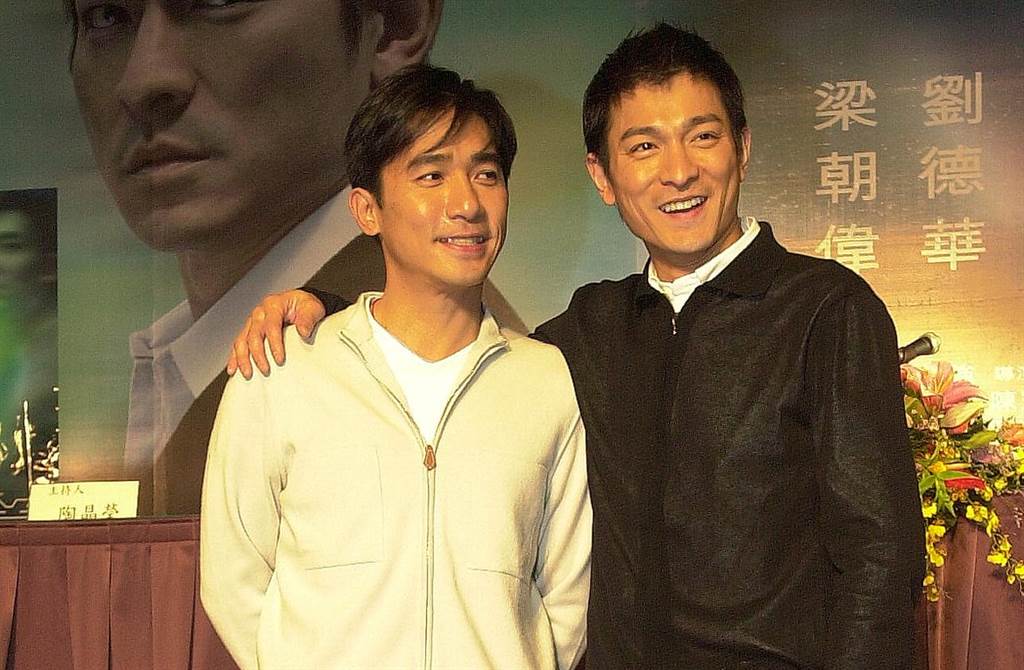 兩大天王世紀同框！劉德華合體梁朝偉「兩人表情大不同」　「10秒影片曝光」網爆笑：強烈反差