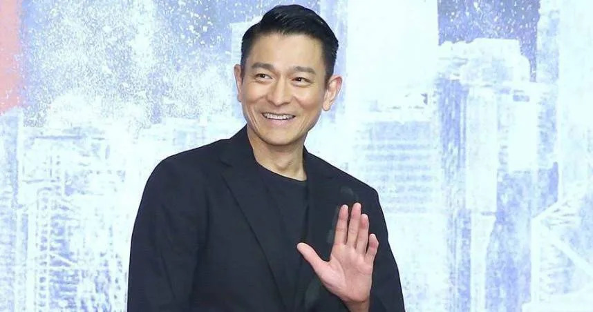 兩大天王世紀同框！劉德華合體梁朝偉「兩人表情大不同」　「10秒影片曝光」網爆笑：強烈反差