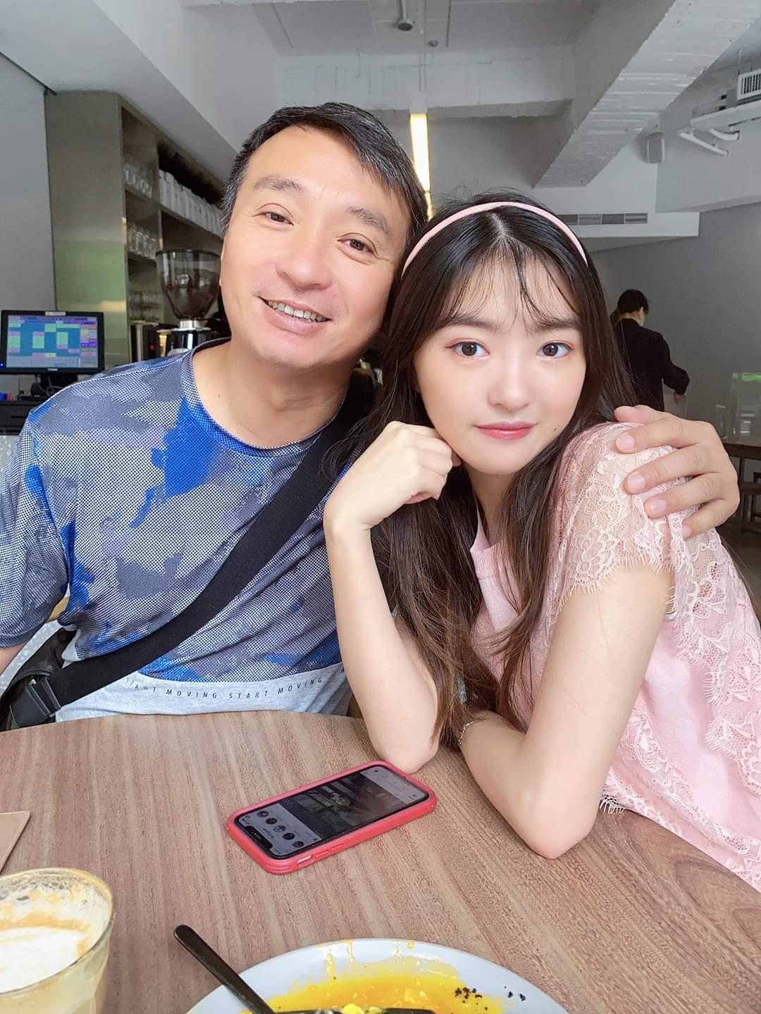 被罵爛草莓！20歲最美星二代是才女「首張專輯創驚人紀錄」　靠實力「撕下靠爸族標籤」壓力大到狂掉髮