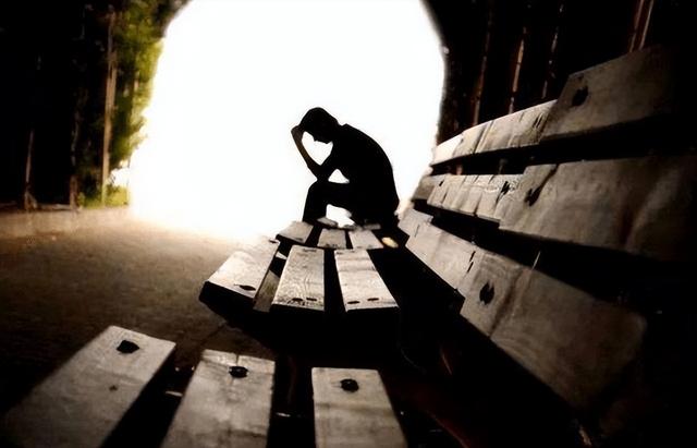 抗拒社交、對生活失去動力?輕度憂鬱症的人「通常有8句口頭禪」:真心希望你一個也不佔