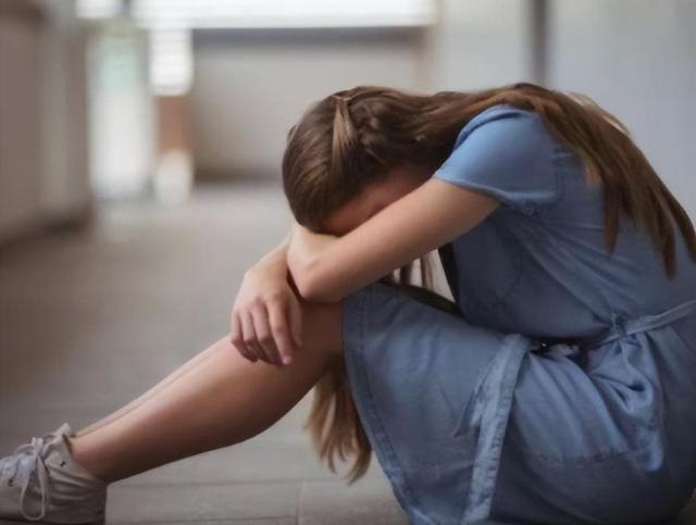 抗拒社交、對生活失去動力?輕度憂鬱症的人「通常有8句口頭禪」:真心希望你一個也不佔