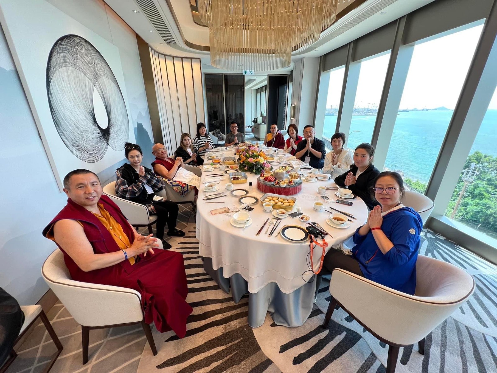 才被指虎背熊腰！一代女神「和名僧共進午餐」無P圖照瘋傳　「55歲真實狀態曝」酸民全被打臉
