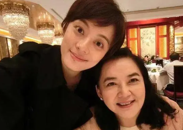 孫儷被爆赴港探親！「親戚是台灣息影女星」她喊姨奶奶　「與林青霞並稱四大美人」來頭不小