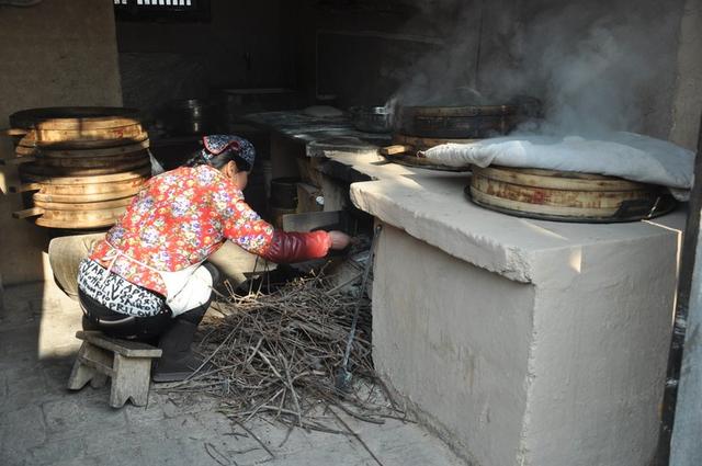 產後坐月子！婆婆自告奮勇照顧「卻拿冷飯給她吃」氣炸全倒掉　去廚房找泡麵吃「燈一開」她淚如雨下