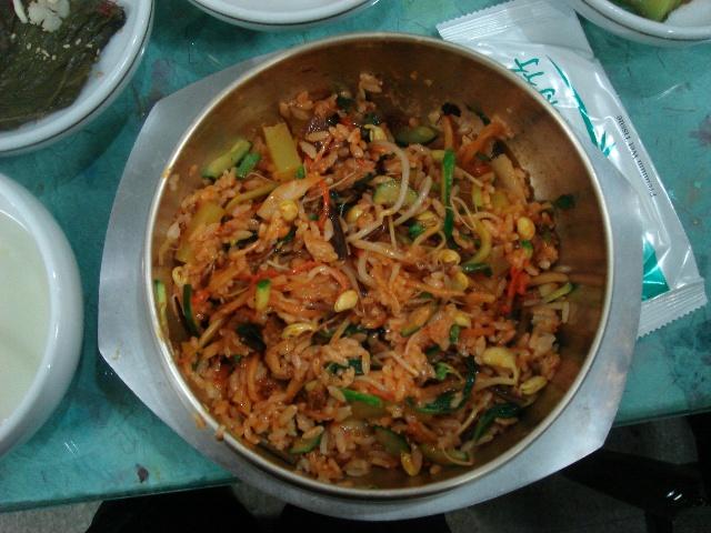 產後坐月子！婆婆自告奮勇照顧「卻拿冷飯給她吃」氣炸全倒掉　去廚房找泡麵吃「燈一開」她淚如雨下
