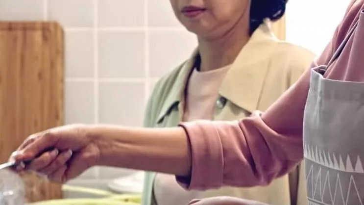 產後坐月子！婆婆自告奮勇照顧「卻拿冷飯給她吃」氣炸全倒掉　去廚房找泡麵吃「燈一開」她淚如雨下