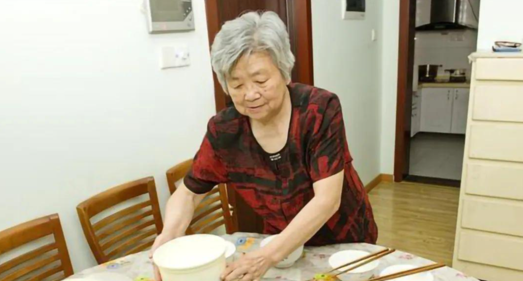 產後坐月子！婆婆自告奮勇照顧「卻拿冷飯給她吃」氣炸全倒掉　去廚房找泡麵吃「燈一開」她淚如雨下