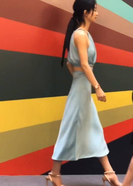 都說趙麗穎「太瘦撐不起禮服」！當她「側身」的那一刻　攝影師都看呆了