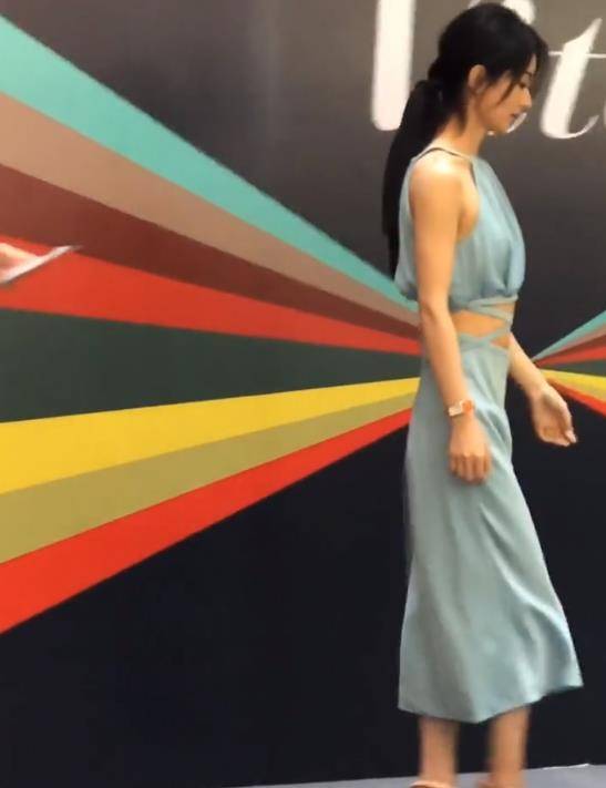 都說趙麗穎「太瘦撐不起禮服」！當她「側身」的那一刻　攝影師都看呆了