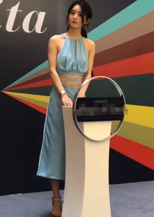 都說趙麗穎「太瘦撐不起禮服」！當她「側身」的那一刻　攝影師都看呆了