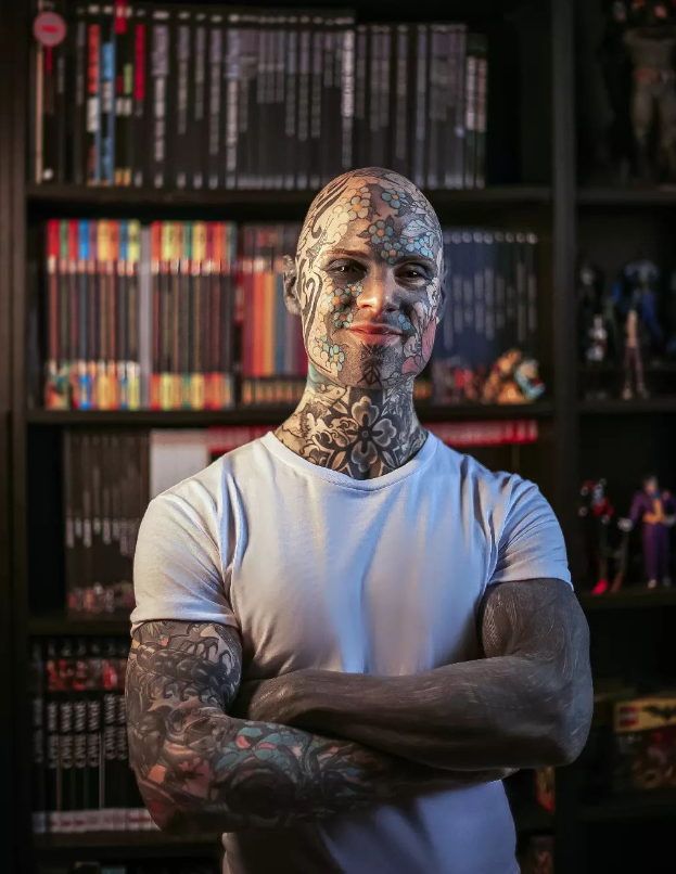 資深幼兒園老師「全身刺滿刺青」連舌頭都不放過 家長怒投訴「小孩看了會做惡夢」後續下場曝光