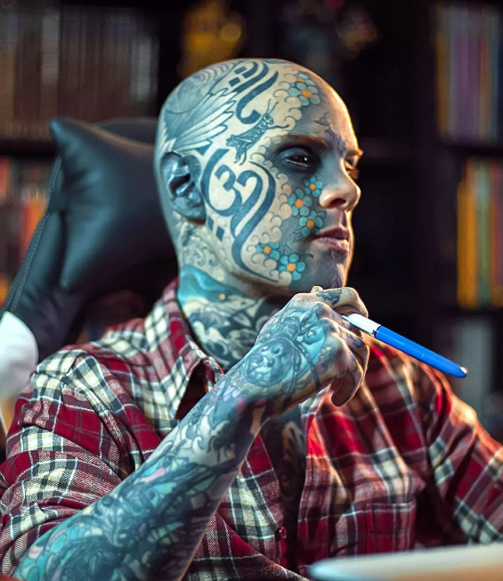 資深幼兒園老師「全身刺滿刺青」連舌頭都不放過 家長怒投訴「小孩看了會做惡夢」後續下場曝光