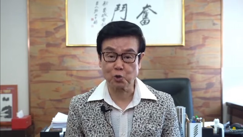 吃飯巧遇！他在台北街頭「驚見香港影壇大咖」真的是本人　親切合影留念「曝77歲現況」