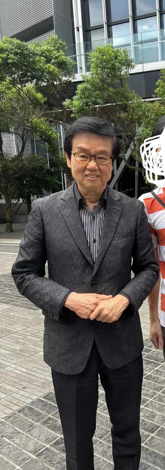 吃飯巧遇！他在台北街頭「驚見香港影壇大咖」真的是本人　親切合影留念「曝77歲現況」