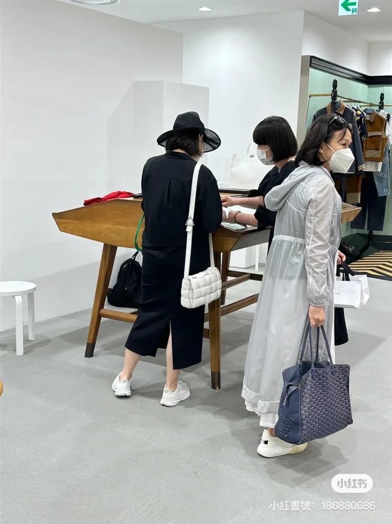 不敗女神現身日本！她逛街「巧遇68歲大咖女星」真實狀態曝光　眼尖網驚覺「旁邊也是大明星」