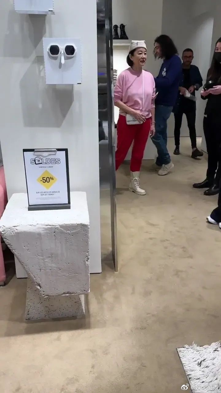 不敗女神現身日本！她逛街「巧遇68歲大咖女星」真實狀態曝光　眼尖網驚覺「旁邊也是大明星」