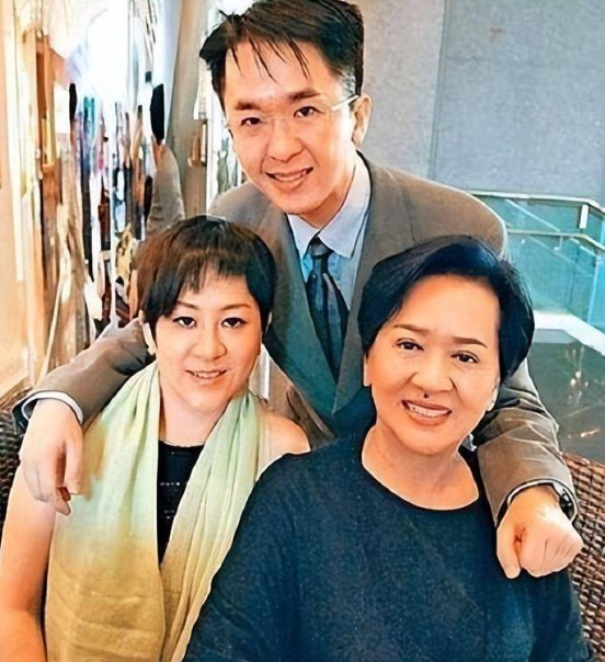 當代韋小寶！他「爽擁3女友」每人每月給200萬工資　54歲不婚不育「爆睡覺規矩」令人羨慕不已