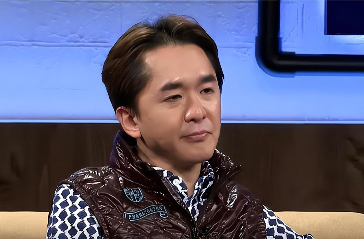 當代韋小寶！他「爽擁3女友」每人每月給200萬工資　54歲不婚不育「爆睡覺規矩」令人羨慕不已