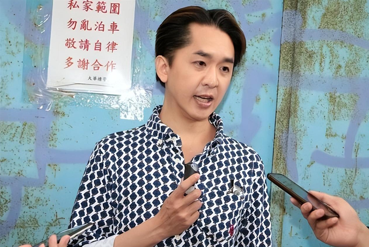當代韋小寶！他「爽擁3女友」每人每月給200萬工資　54歲不婚不育「爆睡覺規矩」令人羨慕不已