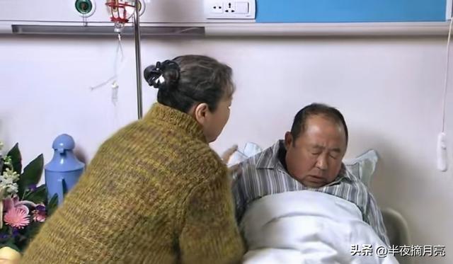 讓老婆有安全感！男子月入10萬「每月全數交給老婆打理」　8年後「有天父親生病急用錢」一刷提款卡傻了