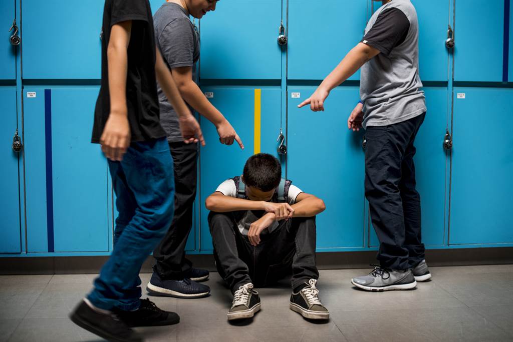 不爽小學兒遭霸凌！虎爸衝學校「把對方修理到腦震盪」　他氣不過「還原當時狀況」遭罰關30天