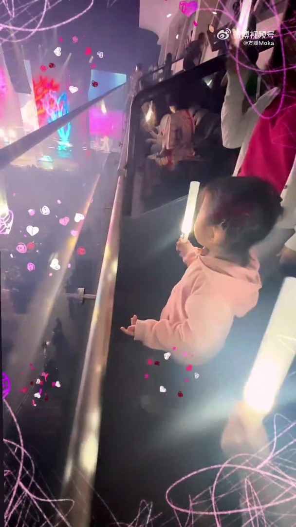 最萌鐵粉來了！郭富城小女兒「演唱會奶音應援」超可愛　揮螢光棒「跟著爸爸唱」30秒影片曝
