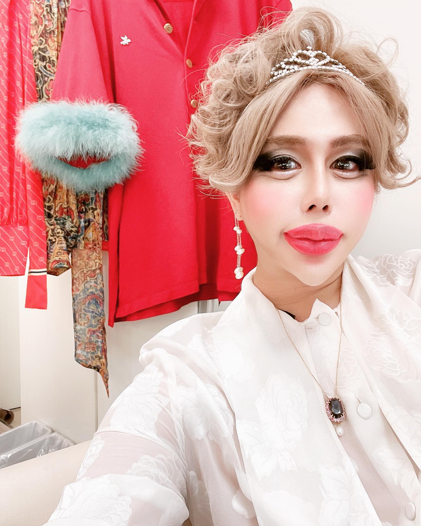 被富婆包養!他不工作「狂燒2900萬整形」還能拿零用錢 每天陪金主吃飯「整前臉蛋曝光」網嚇呆