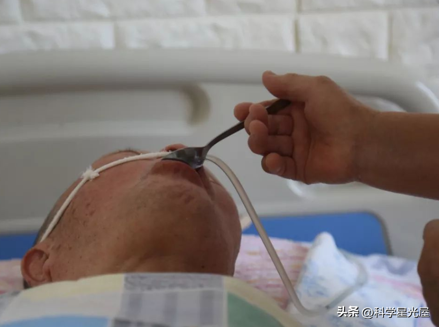 皮膚整片潰爛！71歲母親骨癌晚期「疼得一心求解脫」　女兒強行餵飯「哭求別咽氣」掀兩派網友論戰