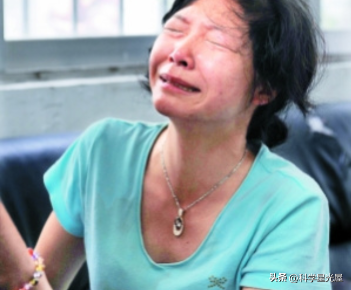 皮膚整片潰爛！71歲母親骨癌晚期「疼得一心求解脫」　女兒強行餵飯「哭求別咽氣」掀兩派網友論戰