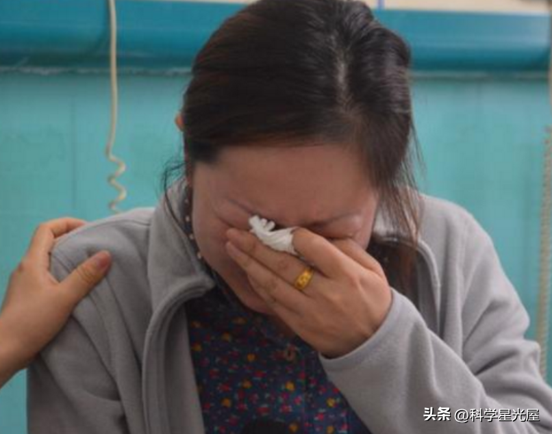 皮膚整片潰爛！71歲母親骨癌晚期「疼得一心求解脫」　女兒強行餵飯「哭求別咽氣」掀兩派網友論戰