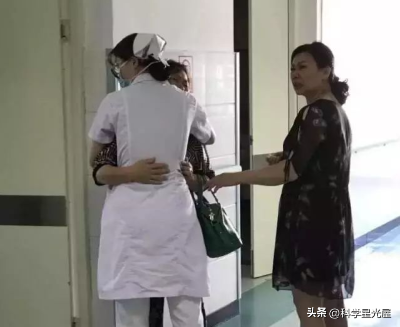 皮膚整片潰爛！71歲母親骨癌晚期「疼得一心求解脫」　女兒強行餵飯「哭求別咽氣」掀兩派網友論戰