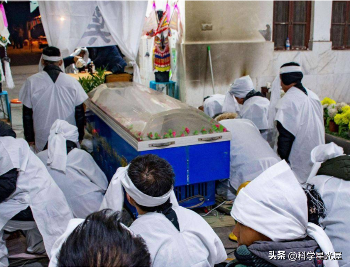 皮膚整片潰爛！71歲母親骨癌晚期「疼得一心求解脫」　女兒強行餵飯「哭求別咽氣」掀兩派網友論戰