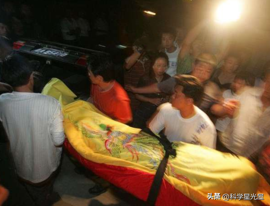 皮膚整片潰爛！71歲母親骨癌晚期「疼得一心求解脫」　女兒強行餵飯「哭求別咽氣」掀兩派網友論戰
