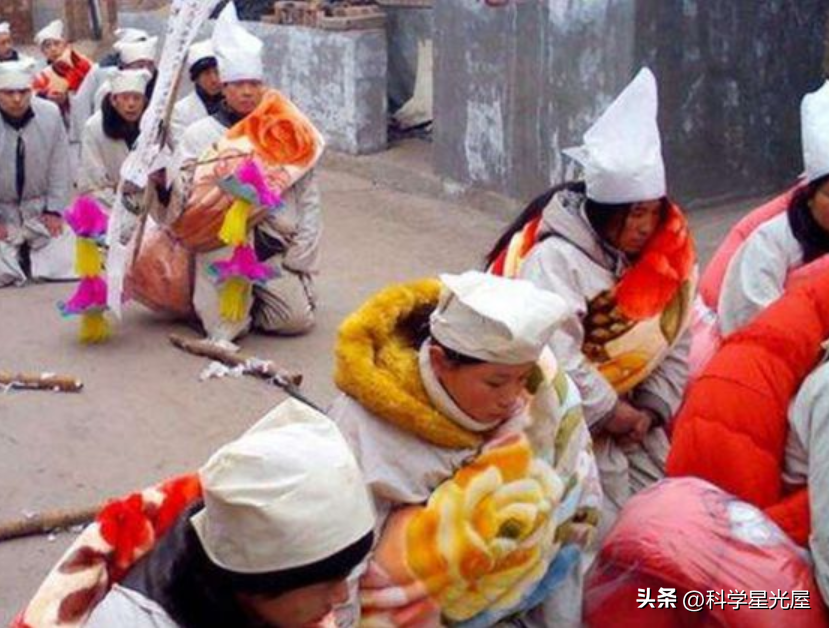 皮膚整片潰爛！71歲母親骨癌晚期「疼得一心求解脫」　女兒強行餵飯「哭求別咽氣」掀兩派網友論戰