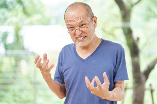 把岳父接回家養老！照顧21年「每天豐衣足食」親友都感動　他走後突收到銀行簡訊「內容卻讓我震怒」