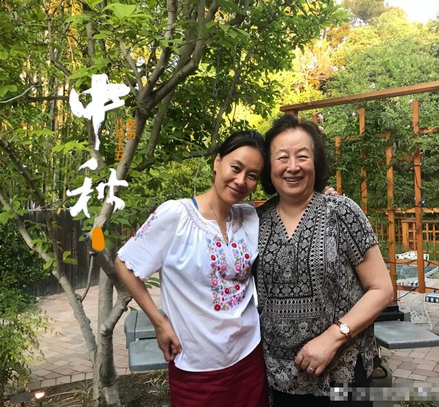 揪80歲母遊迪士尼！56歲大咖女星「與母同框互動」好溫馨　「鏡頭前大方曬素顏」自爆：私下判若兩人
