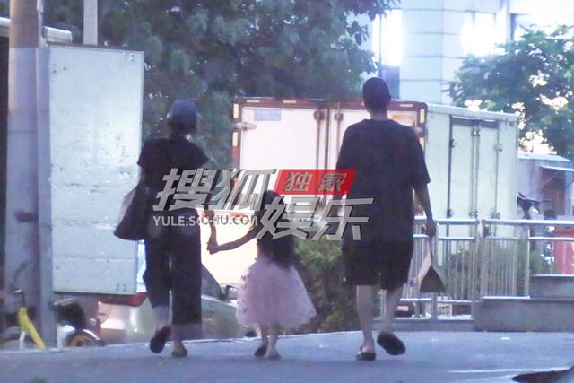 一家三口罕同框！大咖明星夫妻「低調現身街頭」溫馨互動全被拍　4歲女兒曝光「傳承爸媽神基因」