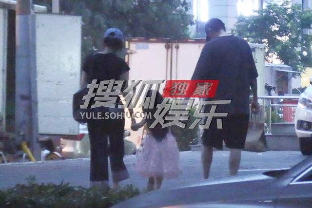 一家三口罕同框！大咖明星夫妻「低調現身街頭」溫馨互動全被拍　4歲女兒曝光「傳承爸媽神基因」