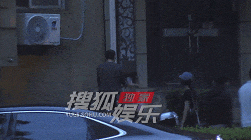 一家三口罕同框！大咖明星夫妻「低調現身街頭」溫馨互動全被拍　4歲女兒曝光「傳承爸媽神基因」
