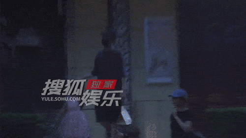 一家三口罕同框！大咖明星夫妻「低調現身街頭」溫馨互動全被拍　4歲女兒曝光「傳承爸媽神基因」