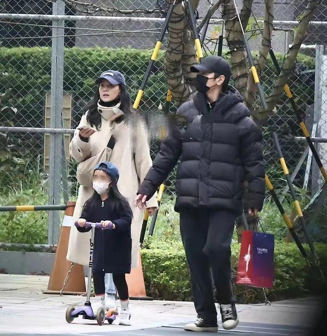 一家三口罕同框！大咖明星夫妻「低調現身街頭」溫馨互動全被拍　4歲女兒曝光「傳承爸媽神基因」